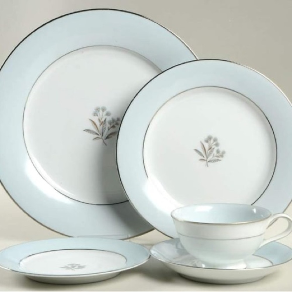 NORITAKE BLUEBELL CHINA 72 pieces